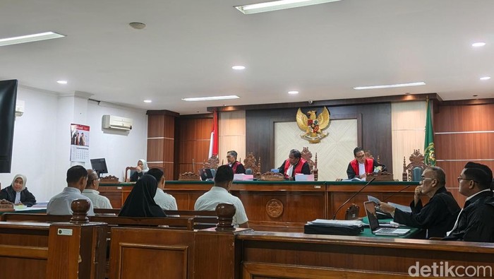 Terdakwa kasus korupsi dana hibah KONI Makassar menjalani sidang di PN Makassar. Andi Sitti Nurfaisah/detiksulsel