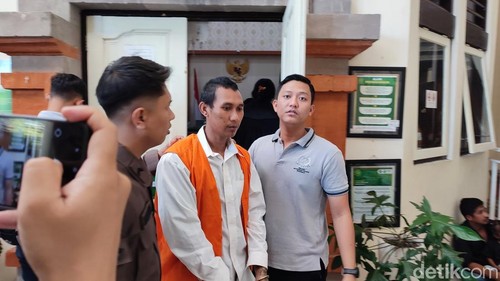 Terdakwa kasus pembunuhan di PN Denpasar, Kamis (17/7/2025).