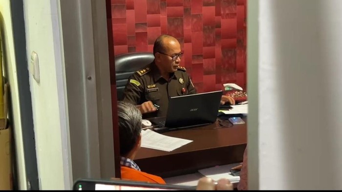 Tersangka saat diperiksa terkait dugaan korupsi kebocoran PAD Mega Mall dan PTM Bengkulu.