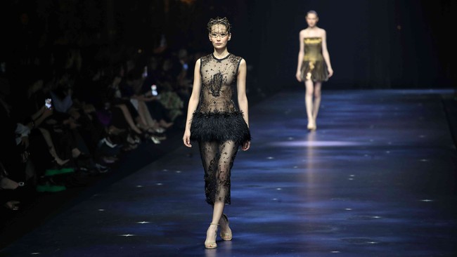 Mengangkat tema identitas dan perbedaan setiap individu, koleksi Sebastian Gunawan Signature 2025 ini merayakan keberagaman karakter manusia dalam 77 set rancangan busana yang menggabungkan estetika tinggi dan pemikiran filosofis. (Foto: Pradita Utama/detikcom)