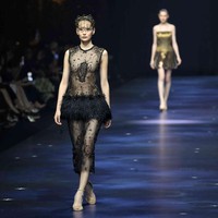 Mengangkat tema identitas dan perbedaan setiap individu, koleksi Sebastian Gunawan Signature 2025 ini merayakan keberagaman karakter manusia dalam 77 set rancangan busana yang menggabungkan estetika tinggi dan pemikiran filosofis. (Foto: Pradita Utama/detikcom)