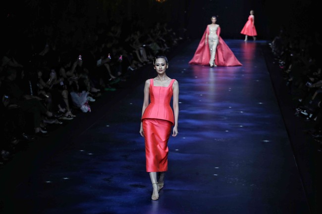 Berangkat dari konsep tentang sidik jari, DNA, hingga astrologi, “The Sign” menawarkan spektrum gaya yang luas, dari siluet feminin hingga maskulin, dari tampilan yang simpel sampai yang provokatif dan ekstravaganza. (Foto: Pradita Utama/detikcom)