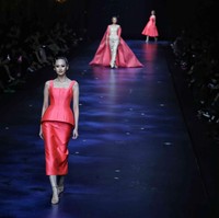 Berangkat dari konsep tentang sidik jari, DNA, hingga astrologi, “The Sign” menawarkan spektrum gaya yang luas, dari siluet feminin hingga maskulin, dari tampilan yang simpel sampai yang provokatif dan ekstravaganza. (Foto: Pradita Utama/detikcom)