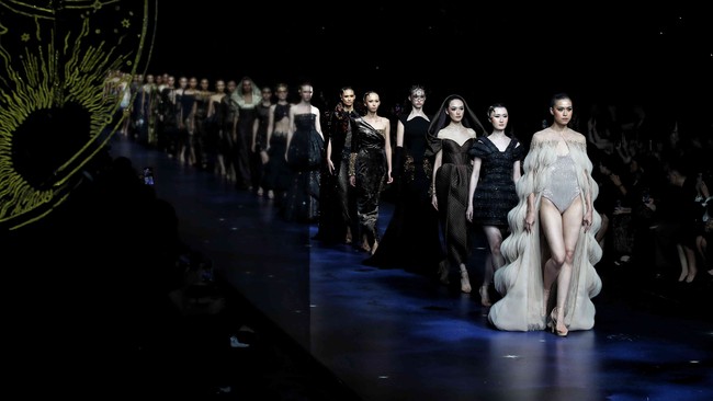 Meski pilihan warna lebih terbatas, koleksi ini jauh dari kata membosankan berkat permainan siluet yang cenderung arsitektural, dengan lekukan tajam yang provokatif tapi tetap feminin.  (Foto: Pradita Utama/detikcom)