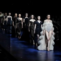 Meski pilihan warna lebih terbatas, koleksi ini jauh dari kata membosankan berkat permainan siluet yang cenderung arsitektural, dengan lekukan tajam yang provokatif tapi tetap feminin.  (Foto: Pradita Utama/detikcom)