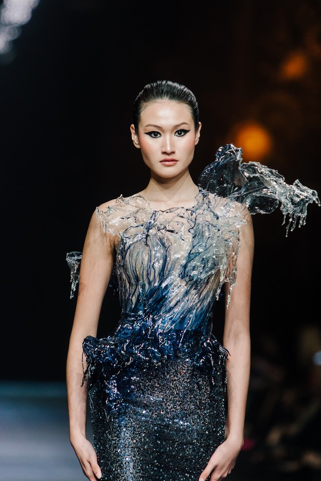 Sebagai penutup yang apik, hadir gaun dengan bodice berbentuk semburan air yang terbuat dari plastik. Ini adalah gaun para Aquarian. Saya memanfaatkan plastik yang biasa digunakan untuk menutup meja warteg, ungkap Seba yang telah mempersiapkan koleksi ini sejak setahun lalu. Melalui “The Sign”, Sebastian Gunawan tidak hanya menawarkan busana, tetapi juga narasi personal tentang keunikan dan identitas yang patut dirayakan dalam balutan mode. (Foto: Dok. Sebastian Gunawan Signature)