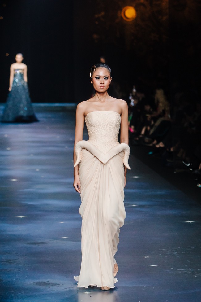 Beberapa gaun bahkan menampilkan interpretasi visual zodiak yang subtil tapi memikat. Salah satunya pada cocktail dress berwarna nude dengan aksentuasi pada bagian pinggul yang ditingkahi dekorasi menyerupai tanduk kambing, mewakili zodiak Capricorn. Keseimbangan perpaduan material yang dijaga di sisi lain menggambarkan karakter seorang Libra. (Foto: Dok. Sebastian Gunawan Signature)