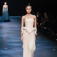 Beberapa gaun bahkan menampilkan interpretasi visual zodiak yang subtil tapi memikat. Salah satunya pada cocktail dress berwarna nude dengan aksentuasi pada bagian pinggul yang ditingkahi dekorasi menyerupai tanduk kambing, mewakili zodiak Capricorn. Keseimbangan perpaduan material yang dijaga di sisi lain menggambarkan karakter seorang Libra. (Foto: Dok. Sebastian Gunawan Signature)