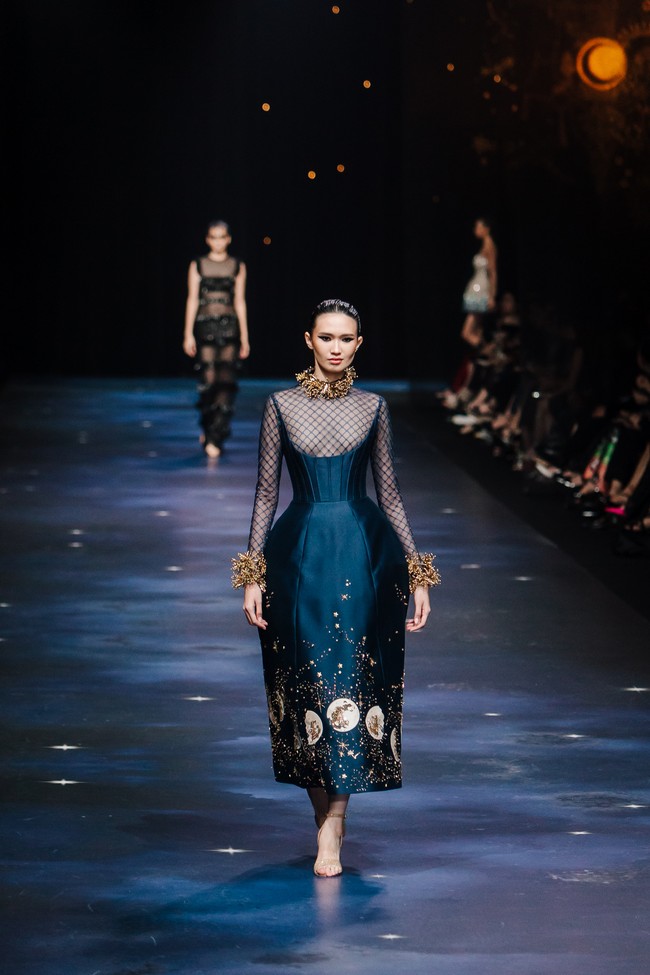 Rasi bintang divisualkan dalam bentuk pola bordir berkilau yang membentang di atas bahan tulle transparan, menciptakan efek galaksi pribadi di tubuh pemakainya. Dalam menginterpretasikan zodiak ke dalam desain, Seba dan Cristina secara khusus berkonsultasi dengan pakar astrologi sehingga dapat menyelami lebih dalam sifat manusia berdasarkan zodiaknya. (Foto: Dok. Sebastian Gunawan Signature)