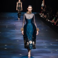 Rasi bintang divisualkan dalam bentuk pola bordir berkilau yang membentang di atas bahan tulle transparan, menciptakan efek galaksi pribadi di tubuh pemakainya. Dalam menginterpretasikan zodiak ke dalam desain, Seba dan Cristina secara khusus berkonsultasi dengan pakar astrologi sehingga dapat menyelami lebih dalam sifat manusia berdasarkan zodiaknya. (Foto: Dok. Sebastian Gunawan Signature)