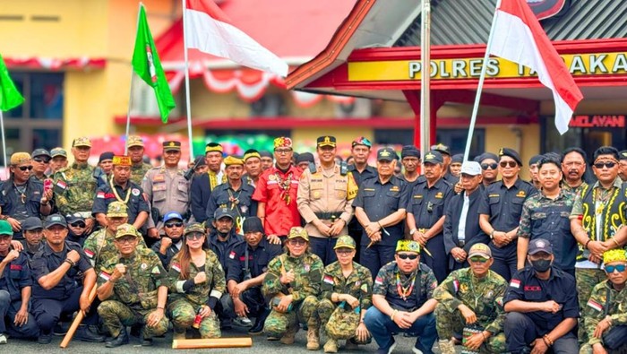 Tokoh adat dan ormas berfoto bersama di Mako Polres Tarakan.