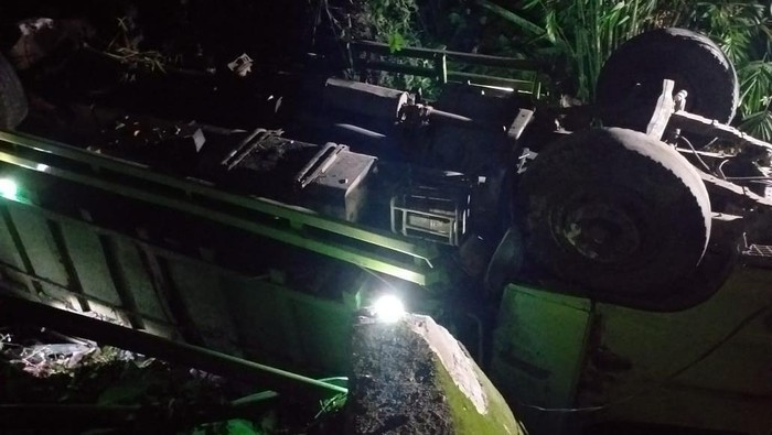 Truk batu bara terbalik usai jatuh dari jembatan