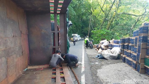 Truk berpelat nomor P 9754 V terguling di Jalan Singaraja-Denpasar, tepatnya di wilayah Desa Wanagiri, Kecamatan Sukasada, Buleleng, Bali, Kamis (17/7/2025). (Foto: Made Wijaya Kusuma/detikBali)