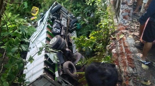 Truk galian C terjun ke jurang sedalam 7 meter saat melintas di jalan tanjakan di wilayah Budakeling, Kecamanan Bebandem, Karangasem, Bali, Rabu (16/7/2025). (Foto: Dok. Polres Karangasem)