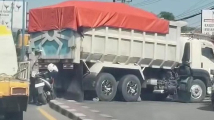 Truk mogok di Jalan Poros Makassar-Maros.