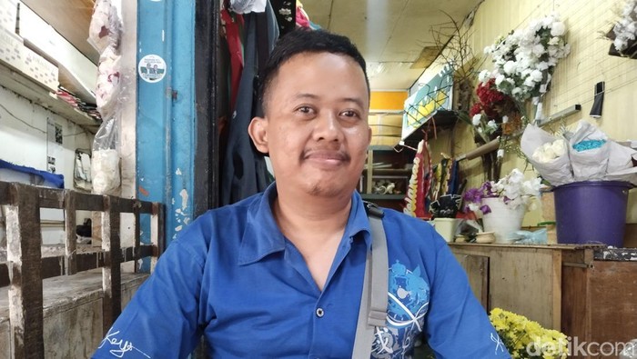Uliya Nugraha, tukang bunga yang merangkai nama pemain baru Persib Bandung, Frans Putros