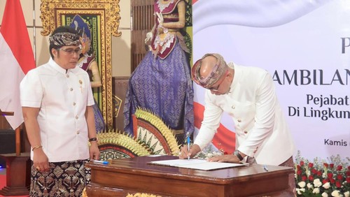 Wagub Bali, I Nyoman Giri Prasta, melantik dua pejabat tinggi pratama di Kantor Gubernur Bali, Kamis (17/7/2025). (dok. Pemprov Bali)