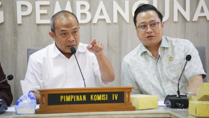 Wakil Ketua DPRD Jabar Iwan Suryawan (kiri)