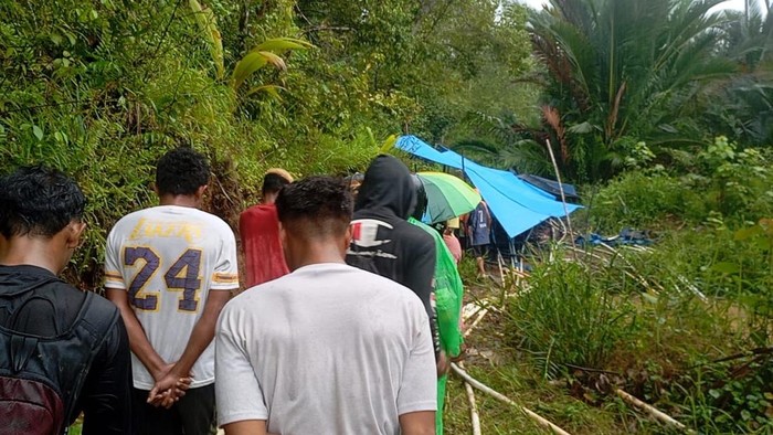 Warga berkemurun melihat pria yang ditemukan tewas di Buru, Maluku.