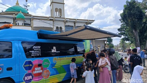 Warga ramai-ramai mengurus dokumen kependudukan yang rusak dan hilang akibat banjir dengan mendatangi mobil pelayanan Dukcapil Mataram, Kamis (17/7/2025). (Foto: Nathea Citra/detikBali)