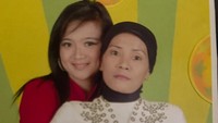 Wika Salim mengabadikan momen bersama ibunya. Terlihat ia sudah mulai menyanyi. (Foto: dok Instagram wikasalim)
