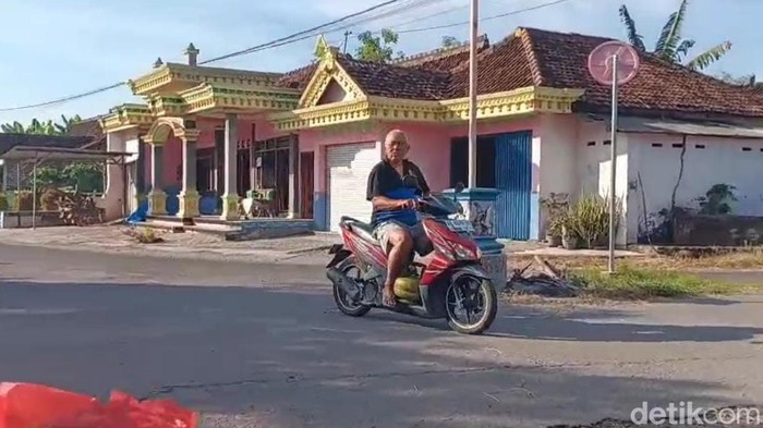 Yanto (56) warga Dusun Singgahan Desa/Kecamatan Kartoharjo, yang keliling ke tiap toko untuk mencari elpiji