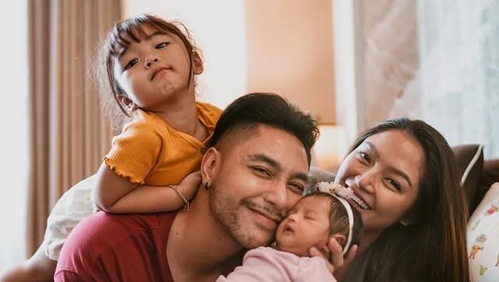 Sempat Divonis Mandul, Krisjiana Baharudin Kini Bahagia Punya 2 Putri Lucu