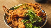Gerai Kotuwa hadirkan pengalaman kuliner Sri Lanka lewat hopper renyah dan kari kepiting beraroma kayu manis yang menggugah selera. Foto: Singapore Culinary Site