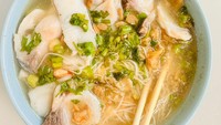 Kedai Song Kee Fish Porridge sajikan bubur ikan makarel segar dengan kaldu ringan yang harum dilengkapi irisan daun ketumbar dan seledri. Foto: Singapore Culinary Site