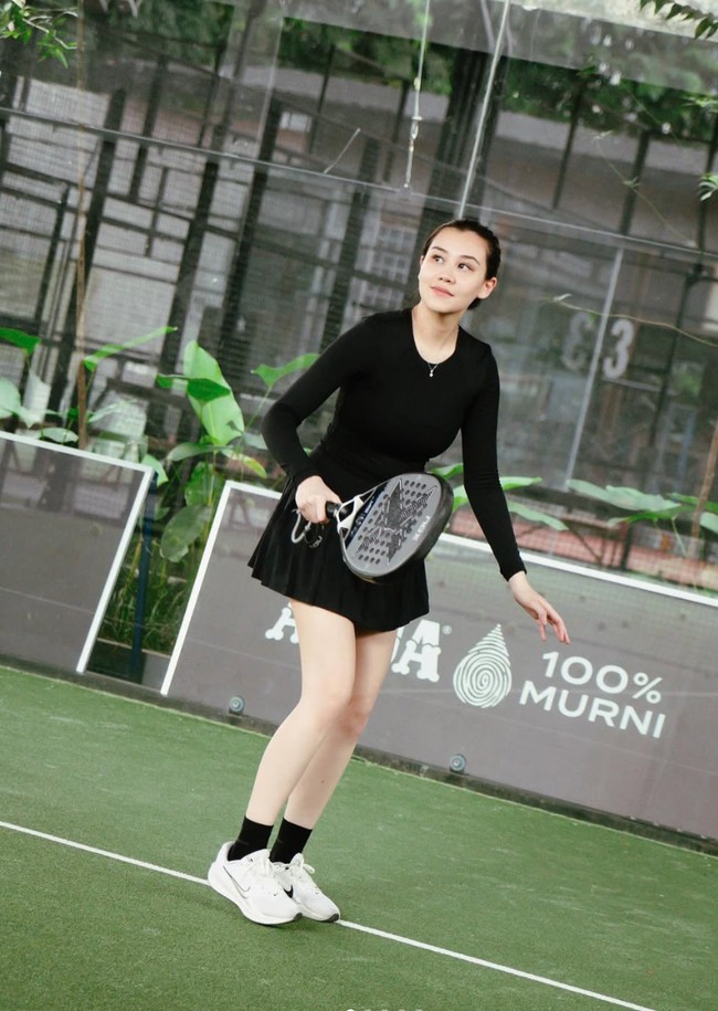 Aaliyah memilih outfit serba hitam untuk olahraga padel kali ini. Ia mengenakan atasan lengan panjang ketat yang memberi kesan ramping dan sleek. Warna hitam juga membuat penampilannya tampak simpel namun tetap classy. Foto: Instagram/@aaliyah.massaid