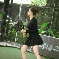 Ia memadukan atasannya dengan rok mini model lipit yang memberi kesan sporty sekaligus feminin. Untuk alas kaki, Aaliyah mengenakan sneakers putih yang mencolok dan memberi kontras sempurna dengan outfit hitamnya. Foto: Instagram/@aaliyah.massaid