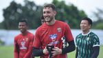 Kiper Persib Adam Przybek yang Bikin Kaum Hawa Meleleh
