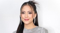 Adhisty Zara mengatakan sempat ada di titik terendah dalam hidup. Cuma aku gak bisa cerita itu apa. Cuma aku belum siap umur, kaget dengan kondisi ini, dengan keadaan aku gak dekat sama papa. Aku selalu hanya merasa punya mama, ujarnya dalam YouTube Maia AlElDul TV, Sabtu (19/7/2025). (Foto: dok Instagram anandachrstie)