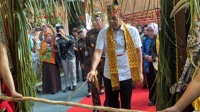 Agus Sahat Sampe Tua Lumban Gaol tiba di Kalteng, ikuti prosesi upacara adat Dayak. Foto: Dokumen Kejati Kalteng