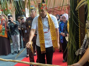 Hangat Upacara Adat Dayak Menyambut Kajati Kalteng yang Baru