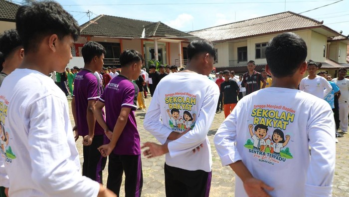 Siswa SMRA Surakarta melakukan senam pagi di sekolah. Foto diunggah Jumat (18/7/2025).