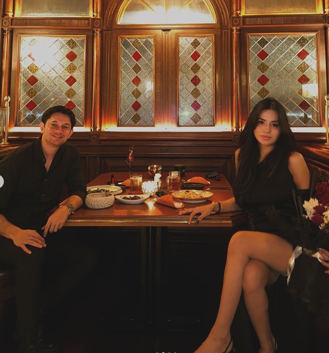 Andrew pertama kali mempublikasikan hubungannya pada 23 April, bertepatan dengan momen ulang tahun Violentina. Dalam unggahannya terlihat keduanya makan malam romantis untuk merayakan momen tersebut. Foto: Instagram/@andrewandika