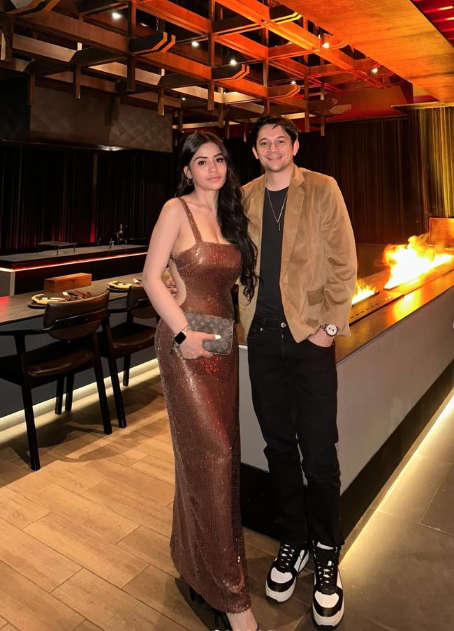 Baru-baru ini keduanya kembali memamerkan kemesraan di momen ulang tahun Andrew. Tampil kompak, Andrew dan Violentina kenakan busana bernuansa coklat. Foto: Instagram/@andrewandika
