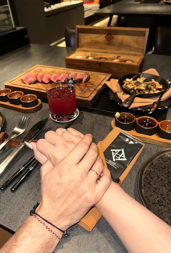 Dalam salah satu foto memperlihatkan tangan Violentina dan Andrew yang sama-sama mengenakan cincin di jari manis mereka. Meski baru berpacaran dalam waktu singkat, tampaknya keduanya sudah mantap melangkah ke jenjang yang lebih serius. Foto: Instagram/@andrewandika