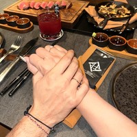 Dalam salah satu foto memperlihatkan tangan Violentina dan Andrew yang sama-sama mengenakan cincin di jari manis mereka. Meski baru berpacaran dalam waktu singkat, tampaknya keduanya sudah mantap melangkah ke jenjang yang lebih serius. Foto: Instagram/@andrewandika