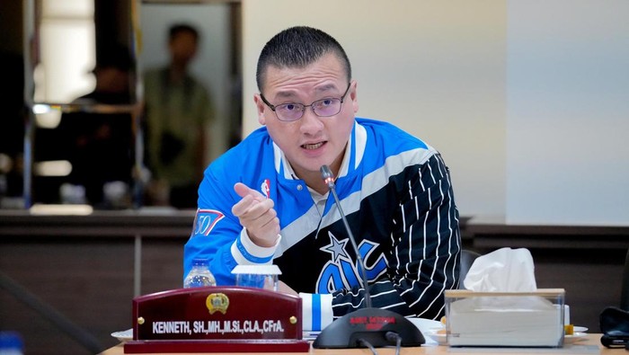 Anggota DPRD DKI Jakarta, Fraksi PDI Perjuangan Hardiyanto Kenneth Minta Kaji Ulang Rencana Kenaikan Iuran BPJS Karena Bisa Membebani Masyarakat.