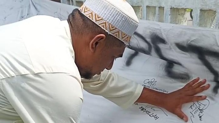 Anggota DPRD Tidore Kepulauan, Fahrizal Do Muhammad ikut menandatangani petisi dukungan Sofifi jadi DOB.