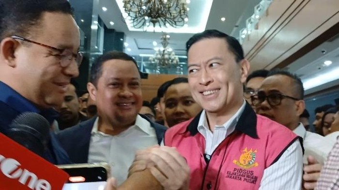 Anies Baswedan memberi dukungan ke Tom Lembong usai divonis 4,5 tahun penjara di kasus korupsi impor gula. (Mulia Budi/detikcom)