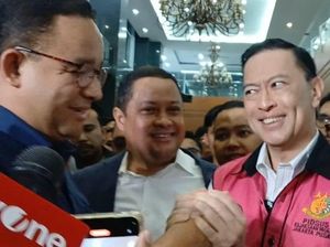 Momen Anies Genggam Tangan Tom Lembong yang Terborgol