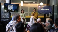 Director of Marketing Communication Artotel Group Yulia Maria (kiri) dan Hotel Manager Ibnu Muhammad Ikbal dalam jumpa pers di lobby hotel, Jumat (18/7/2025). Rooms Inc adalah brand yang dikembangkan untuk menjawab kebutuhan generasi baru yang dinamis, mandiri, dan terbiasa hidup dalam ritme kota yang cepat. Brand ini hadir dengan pendekatan desain yang modern, atmosfer yang enerjik, dan pengalaman menginap yang terkoneksi dengan gaya hidup urban.