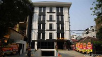 Suasana hotel Rooms Inc Artotel Group di kawasan Setiabudi, Jakarta Selatan, Jumat (18/7/2025). Hari ini Artotel Group bersama dengan PT Mandiri Sentosa Hospitality secara resmi membuka Rooms Inc Sudirman - Jakarta, yang menghadirkan pengalaman menginap bergaya modern, kekinian, dan dinamis di jantung Kota Jakarta.