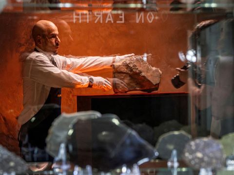 FILE PHOTO: Meteorit NWA 16788, potongan Mars terbesar yang diketahui di Bumi, dipamerkan dalam pratinjau pers lelang Sotheby’s Natural History di New York City, AS, 8 Juli 2025. REUTERS/Eduardo Munoz/Foto Arsip