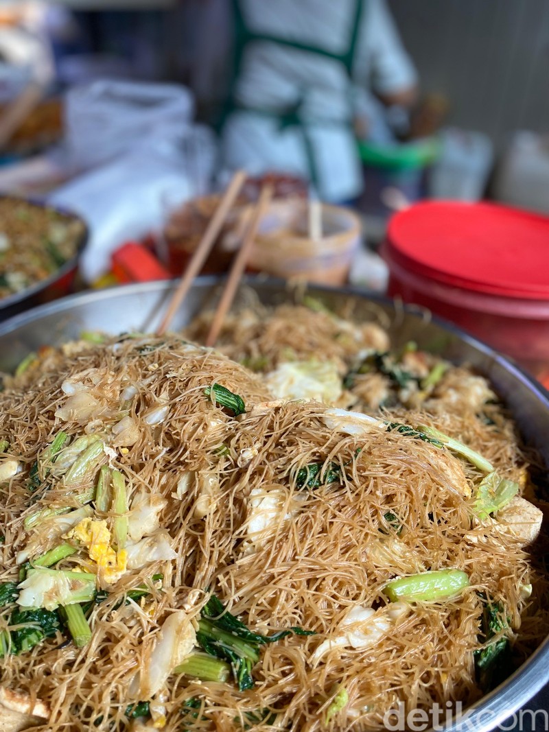 Bakmi Baskom Mak Atun Bakmi Baskom Mak Atun, bakmi goreng legendaris di Glodok