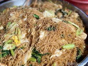 Bakmi Baskom: Bihun Goreng Bumbu Kacang yang Pedas Menyengat ala Mak Atun