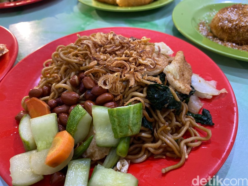 Bakmi Baskom Mak Atun Bakmi Baskom Mak Atun, bakmi goreng legendaris di Glodok